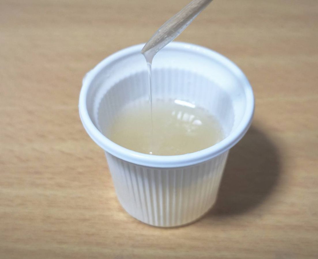 水に溶かして調製した壁紙用接着剤 Lica