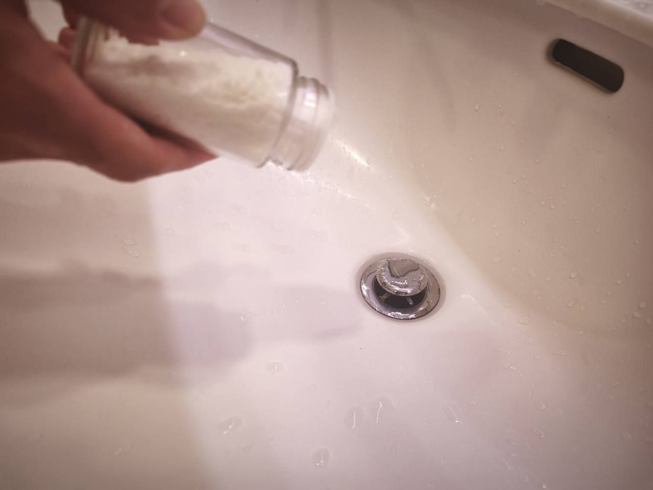 排水口にさふを散布する様子